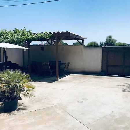 Appartement Tout Confort Avec Parking Ferme Arles Eksteriør bilde